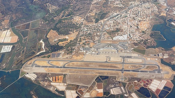 Luchtfoto van Faro Airport - Portugal