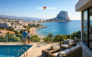 Enkele mensen die uitkijken vanop een terras in de hoogte op de kust van Calpe