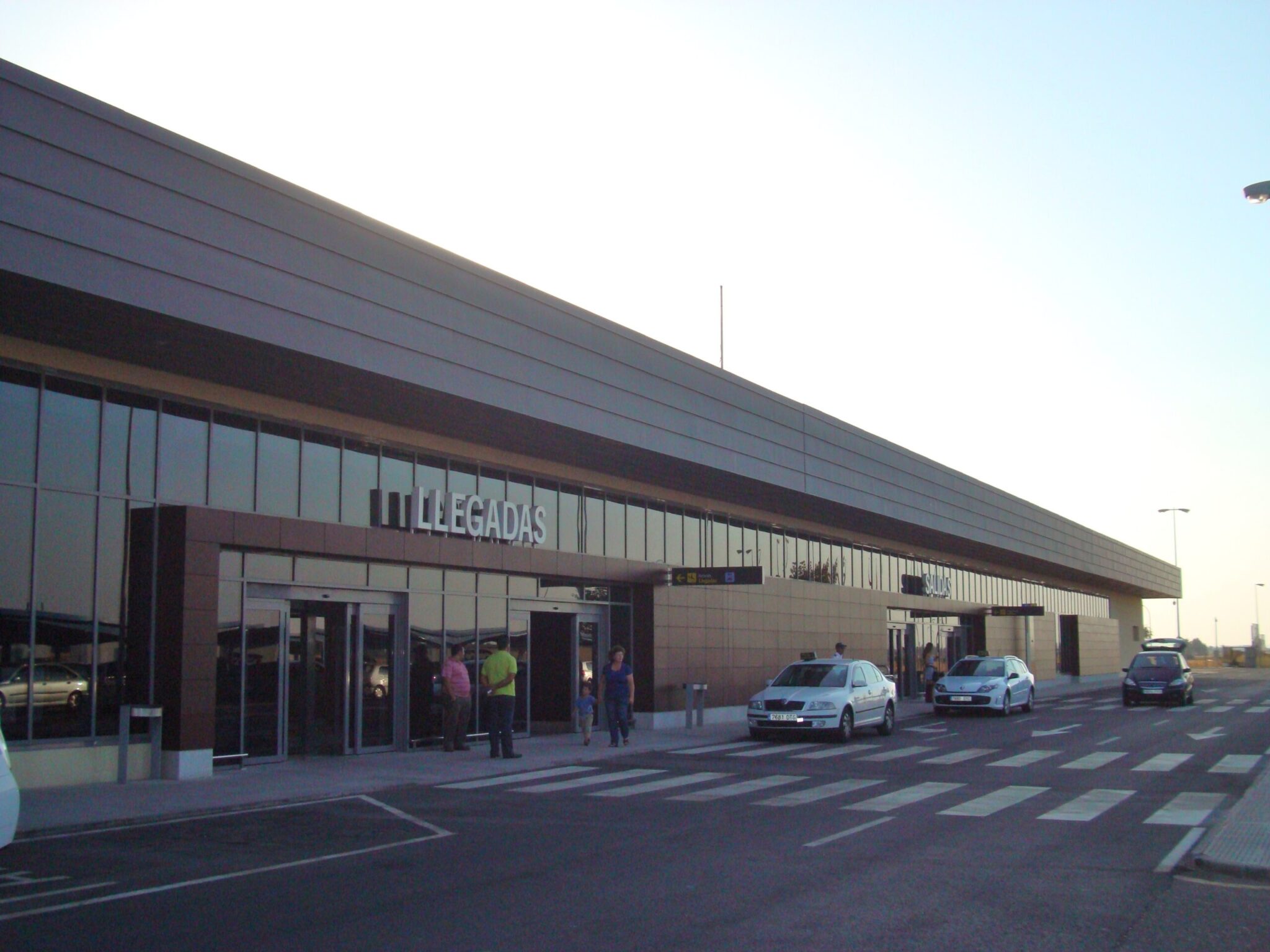 Vooraanzicht luchthavengebouw Badajoz Airport