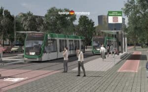 Tramhalte met tram en personen in de omgeving