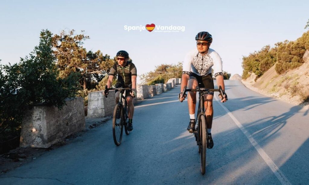 2 fietsers op een Spaanse weg in de bergen