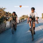 2 fietsers op een Spaanse weg in de bergen
