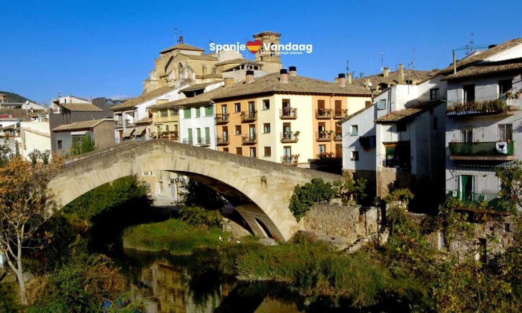 Zicht op een brug in de Spaanse stad Navarra