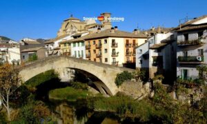 Zicht op een brug in de Spaanse stad Navarra