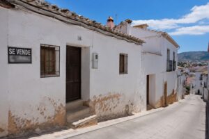Zonnige straat in een Mediterraanse dorp