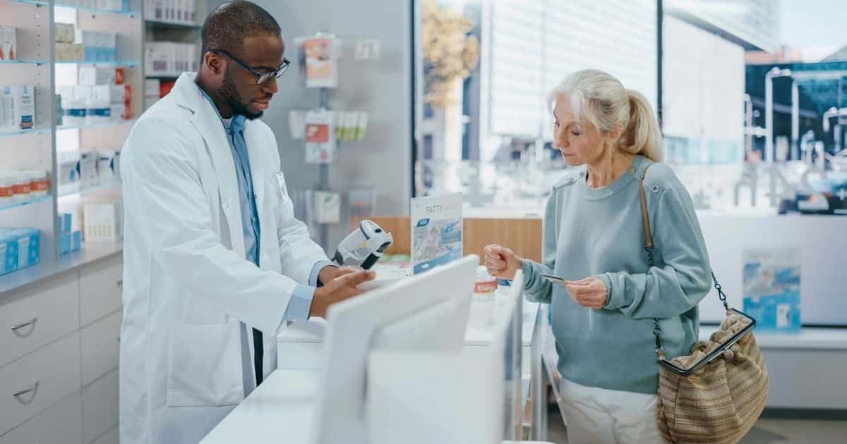 Een dame die medicijnen koopt in een apotheek.