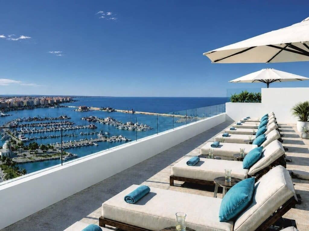 Zeezicht en solarium van nieuwbouw appartement in Torrevieja in Spanje, gelegen aan de  Costa Blanca-Zuid