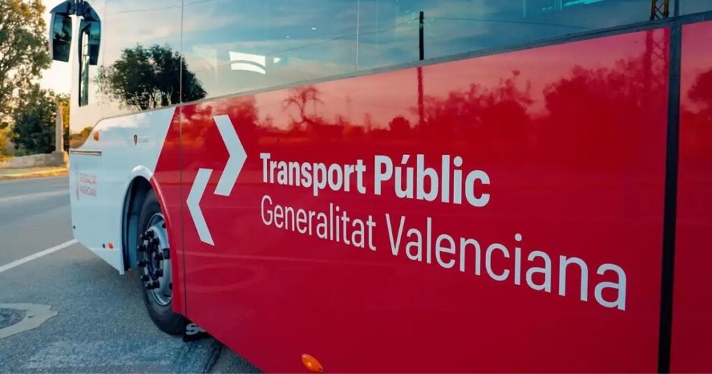 Zijaanzicht op een bus van het Spaanse openbare vervoer.