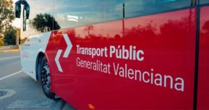 Zijaanzicht op een bus van het Spaanse openbare vervoer.