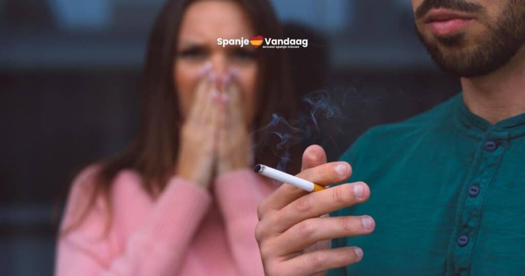 Een rokende man met erachter een vrouw met de handen voor de mond